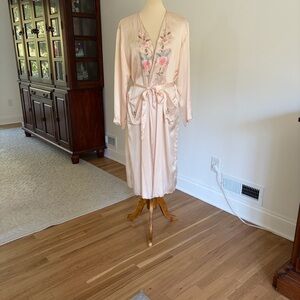 Vintage 100% Asian silk robe with floral embroidery